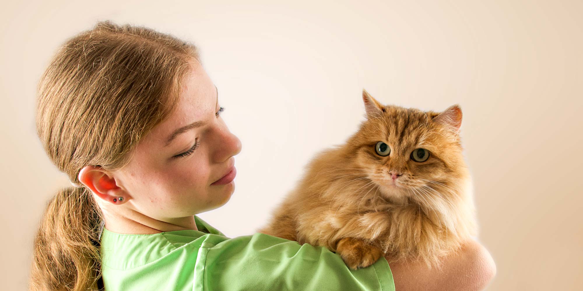 Helferin mit Katze auf Arm